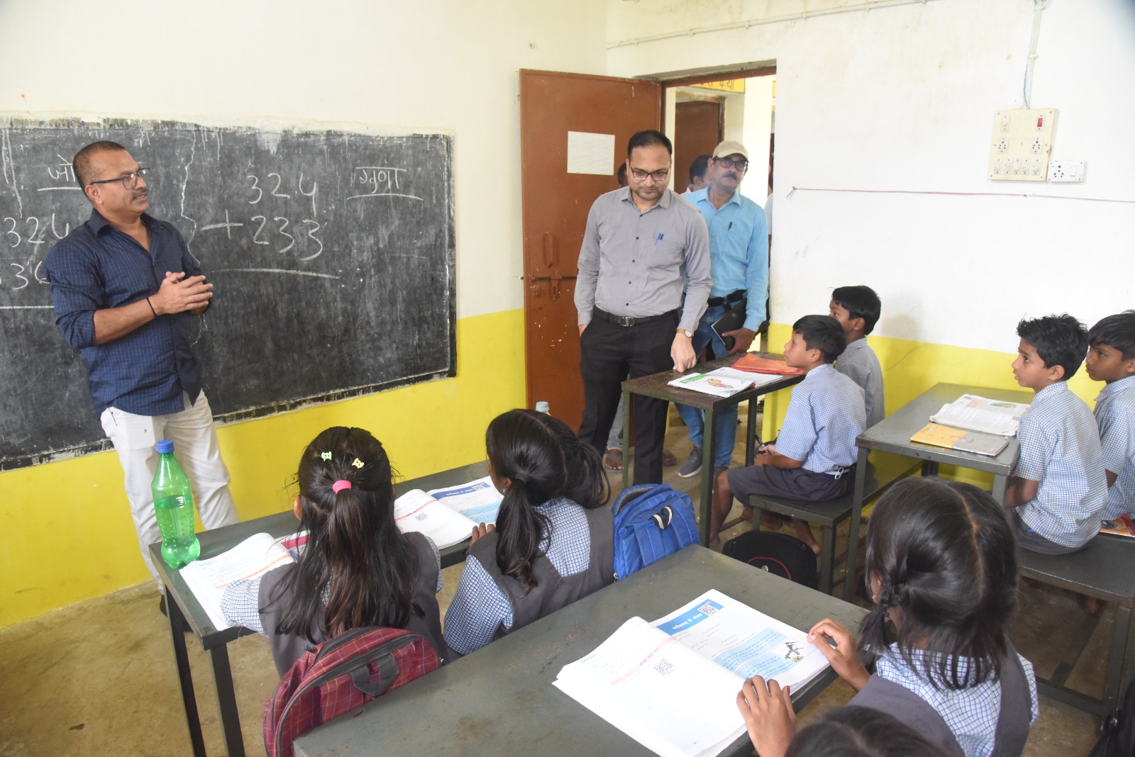 कलेक्टर एवं जिला पंचायत सीईओ ने स्कूलों एवं छात्रावासों का किया औचक निरीक्षण बच्चों के साथ बैठकर किया मध्यान्ह भोजन, पढ़ाई की गुणवत्ता और स्कूल व्यवस्थाओं का किया अवलोकन